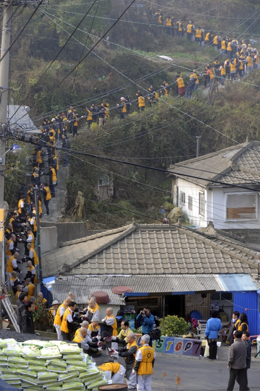 2010.11.05_개미마을 연탄봉사 (7)